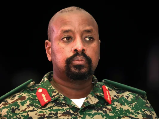Portrait d'un militaire ougandais en tenue de cérémonie.