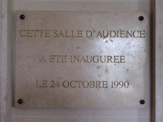 Plaque commémorative de l'inauguration d'une salle d'audience à la Cour de cassation.