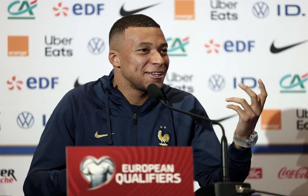 Kylian Mbappé lors d'une conférence de presse avec l'équipe de France.