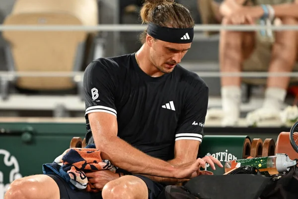 Alexander Zverev assis sur le banc, visiblement épuisé ou concentré.
