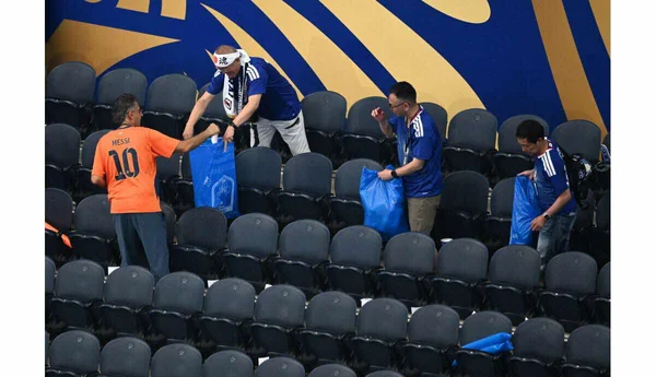 Des supporters japonais nettoient les tribunes après le match Pays-Bas-Japon lors de la Coupe du monde 2026.