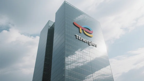 Siège social de TotalEnergies à La Défense, immeuble moderne en verre et acier, ciel nuageux, façade imposante, reflets métalliques