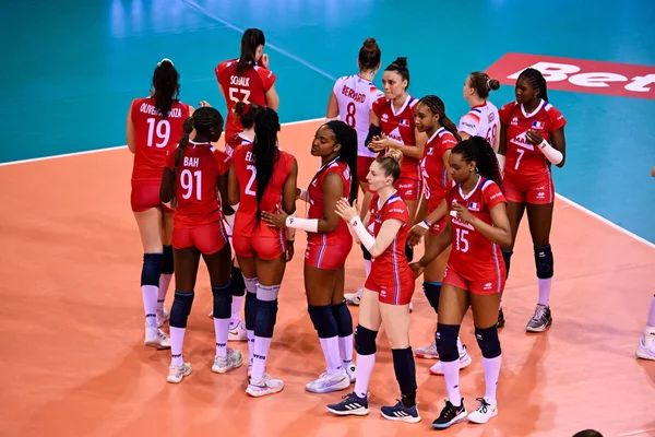 Rassemblement des Bleues en cercle pendant un match de la Ligue des nations.