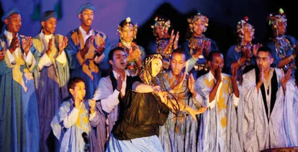 Spectacle de théâtre ou de danse au Festival de Dakhla, avec des artistes en costume traditionnel marocain.