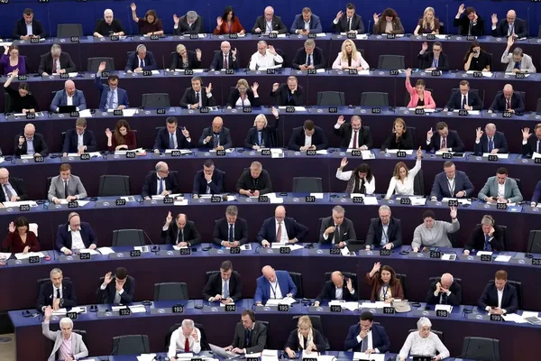 Les députés européens votant dans l'hémicycle du Parlement européen.