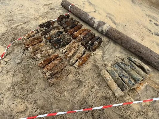 Obus de la Seconde Guerre mondiale retrouvés sur une plage de Gironde après l'effondrement d'un blockhaus.