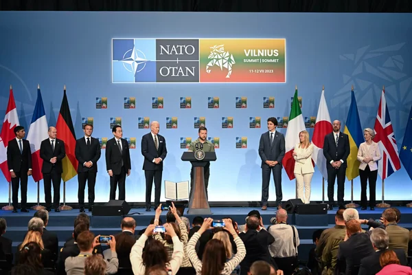 Volodymyr Zelenskyy prenant la parole au sommet de l'OTAN à Vilnius, aux côtés de Joe Biden et Justin Trudeau.