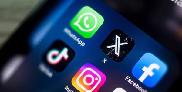 Icônes d'applications de réseaux sociaux sur un smartphone.