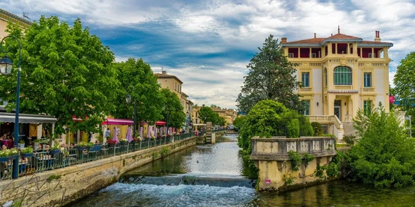 Le canal de L'Isle-sur-la-Sorgue, avec la villa jaune de l'hôtel de Patrick Bruel.