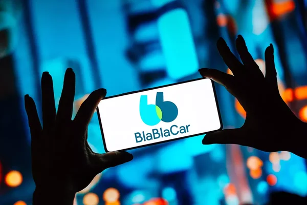 Un smartphone affichant le logo de BlaBlaCar, symbole de l'expansion internationale de l'application.