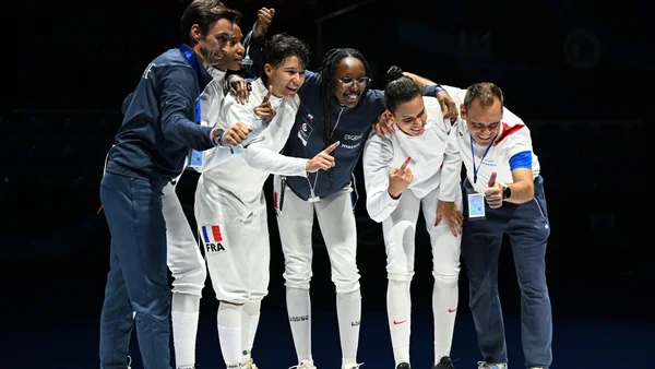 L'équipe de France d'épée féminine célèbre son titre de championne du monde par équipes