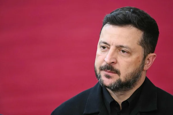 Tensions entre Varsovie et Kyiv | Zelensky et des responsables ukrainiens rendent leurs médailles à la Pologne