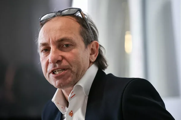 Philippe Candeloro, élu président de la Fédération française des sports de glace, s'exprimant en public.
