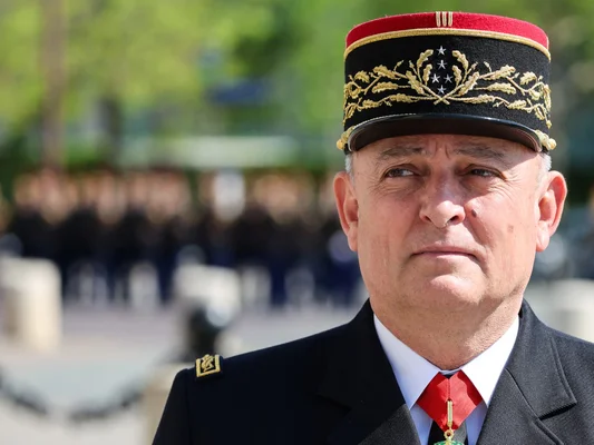 Le directeur général de la gendarmerie nationale, en uniforme, lors d'une prise de parole.