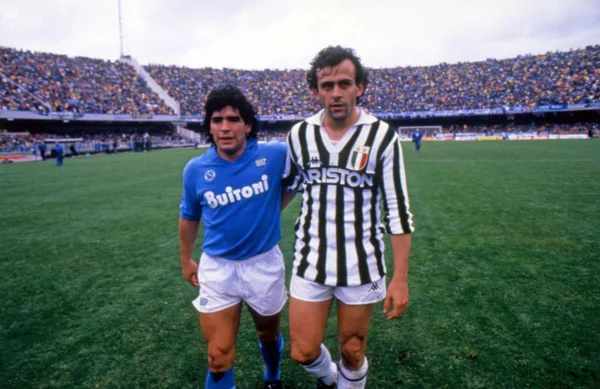 Diego Maradona (Napoli) et Michel Platini (Juventus) lors d'un match.