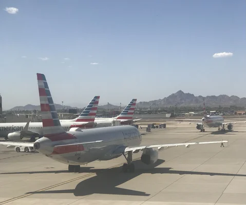 Avions d'American Airlines stationnés sur le tarmac de l'aéroport de Phoenix Sky Harbor, le 21 juillet 2025.