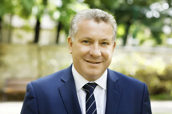 Jean-Marc Nicolle, maire du Kremlin-Bicêtre, photographié en extérieur.