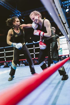 Combat de savate boxe française féminine : une boxeuse attaque au visage.