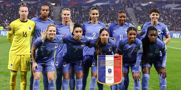 Photo de groupe des Bleues avant un match de Ligue des Nations contre l'Allemagne.