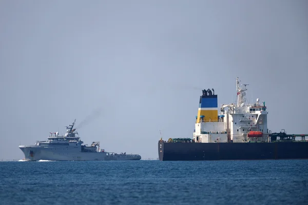 Navire de guerre russe escortant un pétrolier commercial dans la Manche.