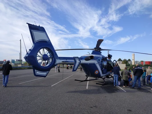 Un hélicoptère EC135 de la Gendarmerie nationale, similaire à celui impliqué dans l'accident, exposé lors d'une journée sécurité à Mundolsheim.