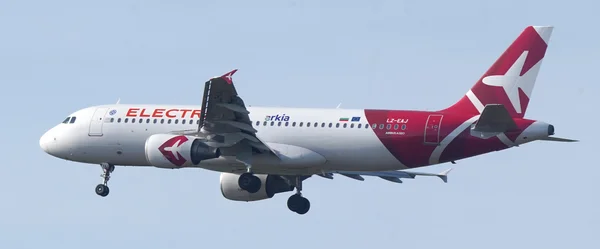 Airbus A320 LZ-EAJ aux couleurs d'Arkia et Electra Airways, en vol, train sorti, ciel ensoleillé.