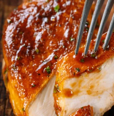 Blanc de poulet glacé en cours de découpe, détail de la texture.