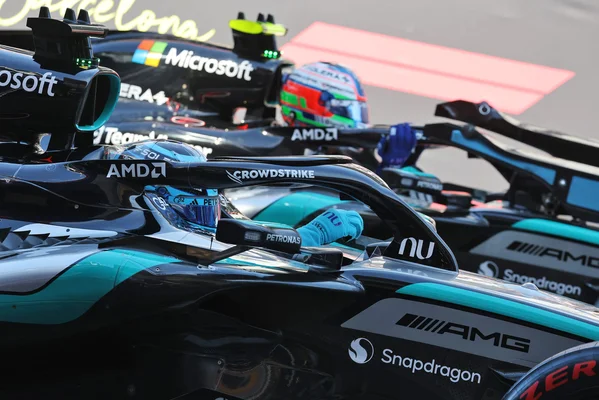 George Russell (au premier plan) et Lewis Hamilton en lutte lors des qualifications à Barcelone.