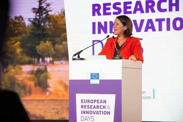 Johanna Rolland, maire de Nantes, prenant la parole lors des Journées européennes de la recherche et de l'innovation en 2019.