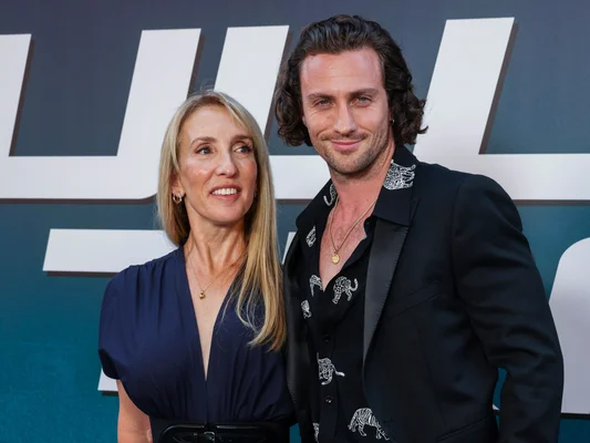 Aaron Taylor-Johnson posant avec sa femme Sam Taylor-Johnson.