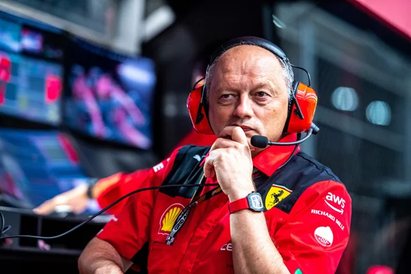 Frédéric Vasseur dans le stand Ferrari, en communication.