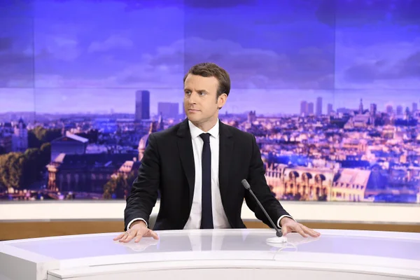Emmanuel Macron lors de son interview sur France 2, installé dans un studio professionnel.