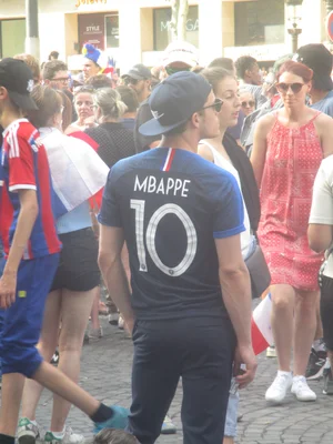 Un supporter arborant le maillot de Kylian Mbappé lors de la célébration des Bleus sur les Champs-Élysées, le 16 juillet 2018.