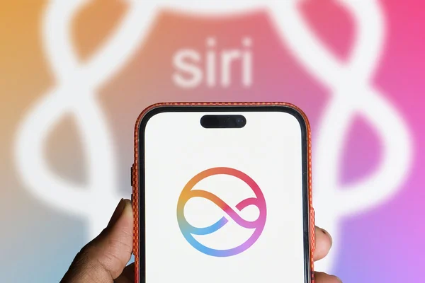 Un iPhone affichant le logo Siri, avec une projection du logo en arrière-plan.