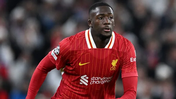 Ibrahima Konaté en action avec le Liverpool FC, arborant le patch de la Ligue des champions.