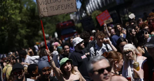 Manifestation à Paris ou Bordeaux : une pancarte 'VIOLEURS PAS LES TEUFEURS' brandie par une participante.