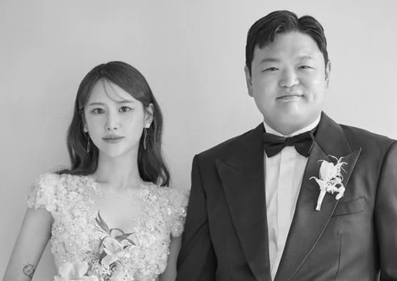 Portrait en noir et blanc de Ko Kyu Phil et Amin le jour de leur mariage.
