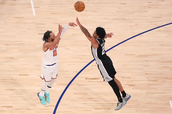 Action intense entre les Knicks et les Spurs lors des Finales NBA 2026.