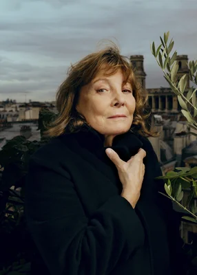 Diane Kurys, réalisatrice, photographiée sur un toit parisien pour le portrait de Libération.
