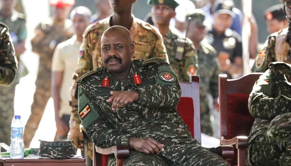 Un officier de l'armée ougandaise lors d'une cérémonie publique.