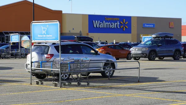 Façade d'un Walmart Supercentre avec son parking, logos Walmart, pharmacie et McDonald's.