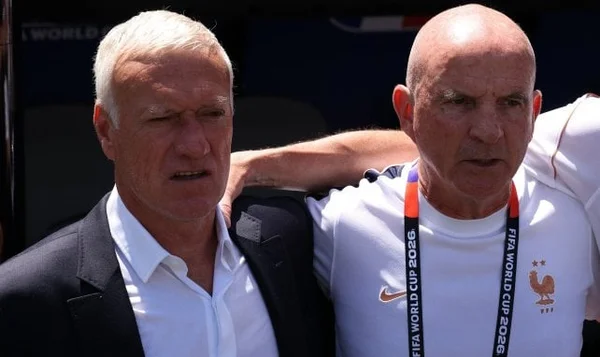 Didier Deschamps et un interlocuteur lors d'un événement lié au Mondial 2026.