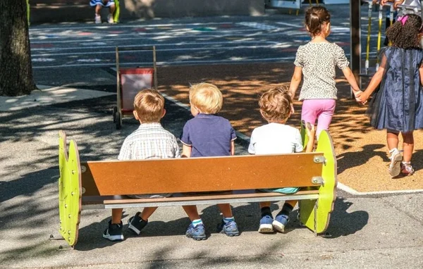 Des enfants dans un parc, symbole de l'innocence et des craintes parentales après l'affaire Lyhanna.