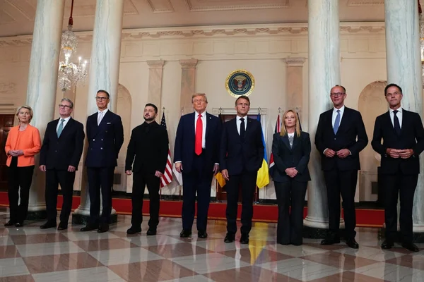 Photo de groupe des dirigeants lors du sommet du G7.