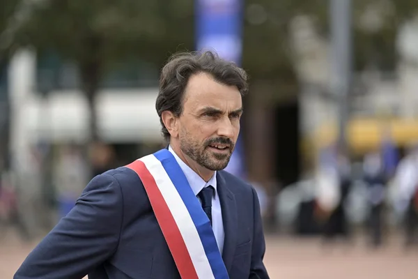 Grégory Doucet, maire de Lyon, arborant l'écharpe tricolore.