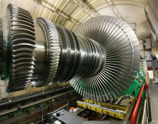 Rotor de turbine à vapeur Arabelle Solutions exposé dans l'usine de Belfort.