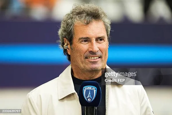 Omar da Fonseca en veste blanche, micro à la main, lors d'un événement au Paris FC.