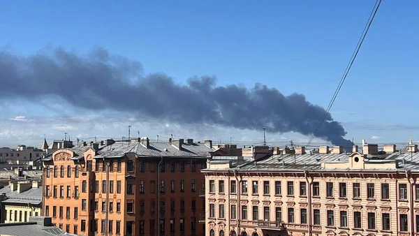 Fumée noire s’élevant au-dessus d’un quartier résidentiel après une frappe près de Saint-Pétersbourg.