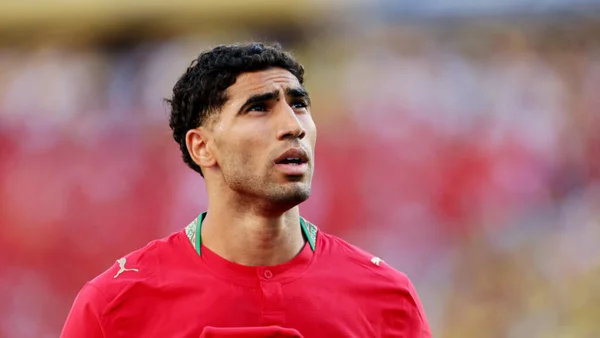 Achraf Hakimi, joueur marocain, en maillot rouge.