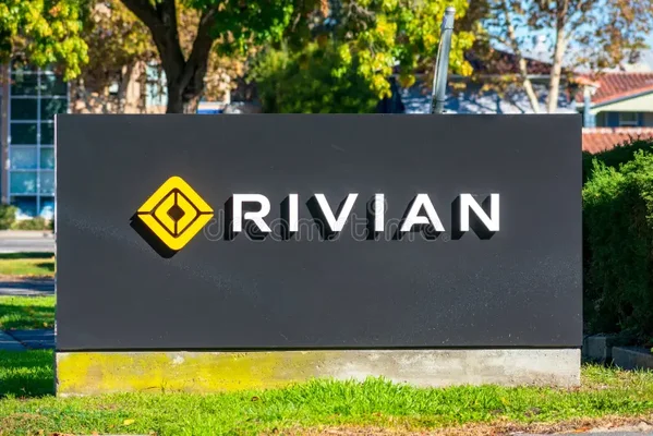 Un Rivian R1S blanc dans un parking moderne, évoquant les défis logistiques de l'entreprise.